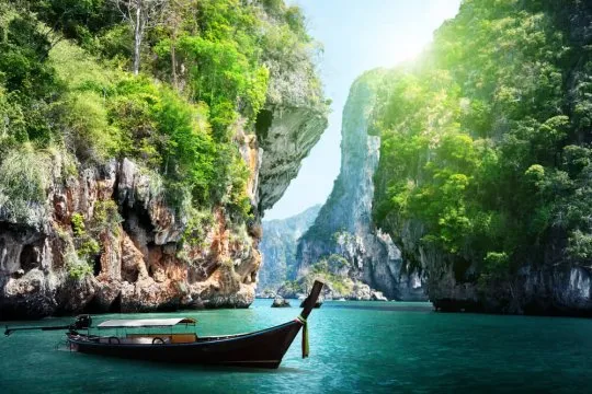 Tayland, Phuket Adası'nda Karantinasız Turist Ağırlamaya Başladı